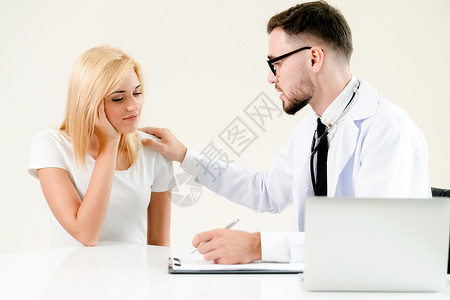 男医生与女病人的交流图片