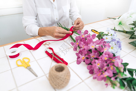 女子在整理花朵扎花图片