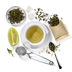 白色背景下的绿茶叶和茶具图片