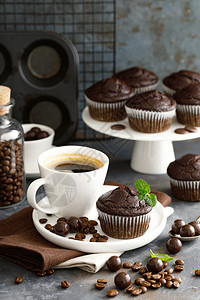 巧克力蛋糕和咖啡杯图片