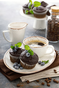 巧克力蛋糕和新鲜蓝莓咖啡杯早餐图片