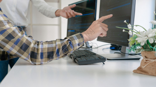 青年程序设计员坐在电脑屏幕工作桌面高清图片素材
