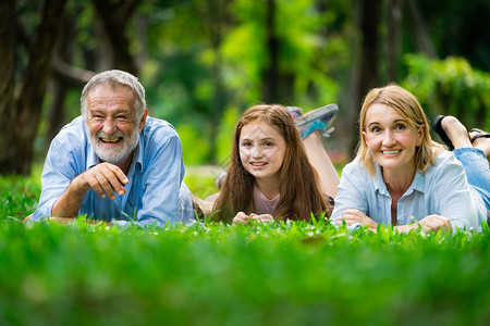 快乐幸福的家庭夏天在公园里一起放松图片