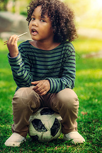 快乐的非洲儿童在公园里吃零食图片