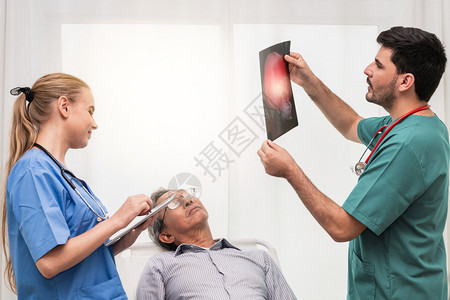 医生负责对躺在医院病房床上的成人进行x光片拍摄图片