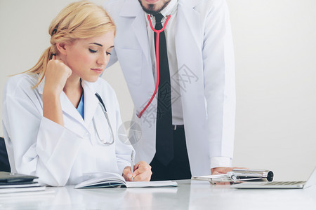 医生和外科医生一起工作高清图片下载-正版图片302459362-摄图网