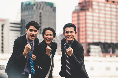 快乐的商人庆祝成功完项目任务图片素材