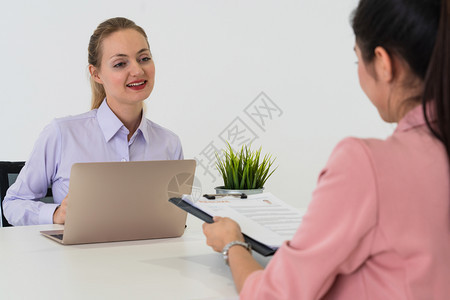 两名青年商业妇女在办公室讨论求职招聘与商业协议图片