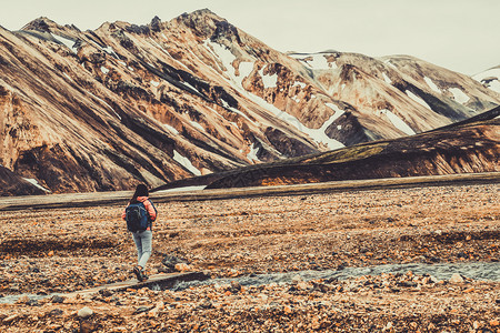在高地冰原上徒步旅行爱好者图片