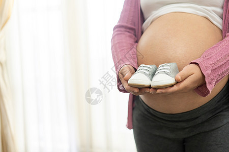 孕妇在怀孕期间给孩子准备礼物图片