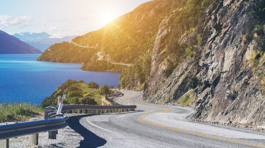 日出时新西兰南部岛屿的公路风景图片