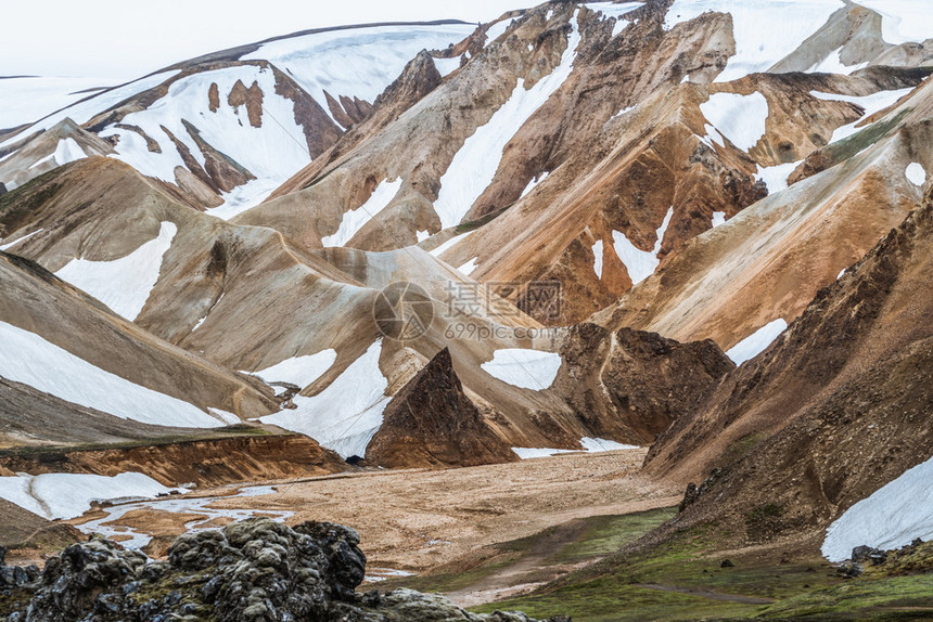 美丽的多彩雪山地形图片