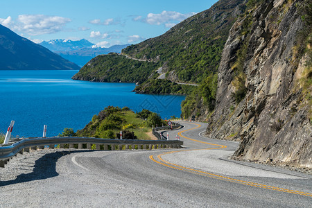 夏季沿山崖和湖边公路的风景图片