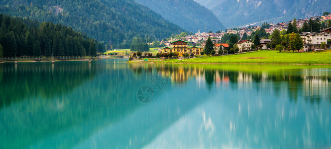 美丽的湖边山村风景图片