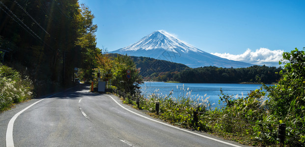 日本富士山下的沿岸公路背景图片