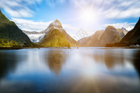 新西兰米尔福德峰湖泊是最壮观的景观图片