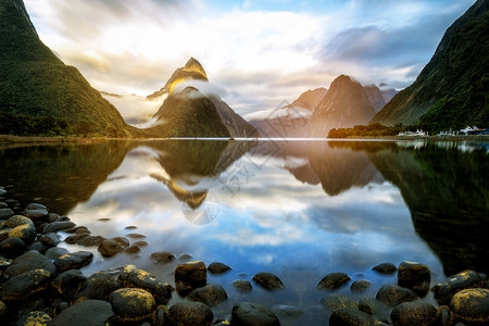 米尔福德的美丽日出在新西兰的密尔福德湖泊上图片