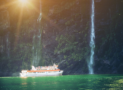 观光船载着游客驶近密尔福德大瀑布图片