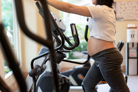 孕妇在健身房做体能训练图片
