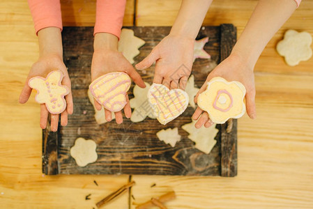 两个做饭的小女孩手握着饼干在木板上图片