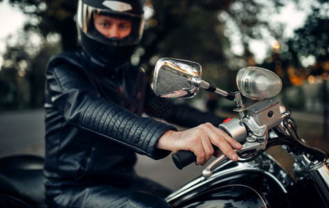 穿戴头盔的自行车在摩托古典直升机老式自行车骑手和他的两轮朋友自由生活方式行车上摆姿势图片