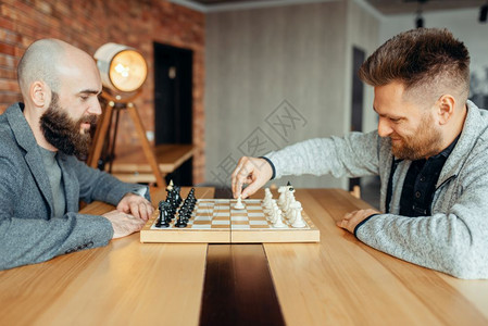 正在下国际象棋的男人图片