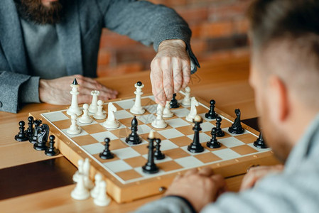 两个象棋手开始智力比赛图片