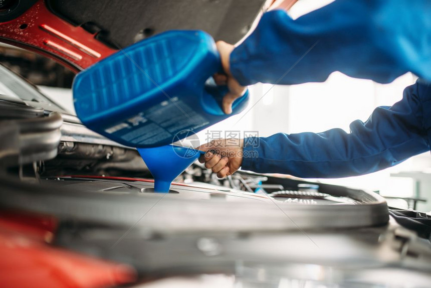 技术师改变汽车发动机的油汽车发动维修汽车服务图片