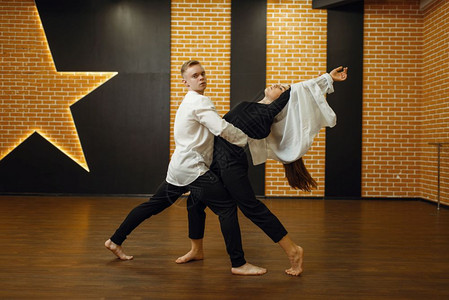 艺术 男女男女舞蹈演员在跳舞背景