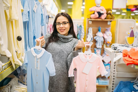 在商店选购婴儿服饰的女人图片