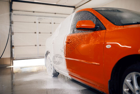 无人洗车服务一半是泡沫背景图片