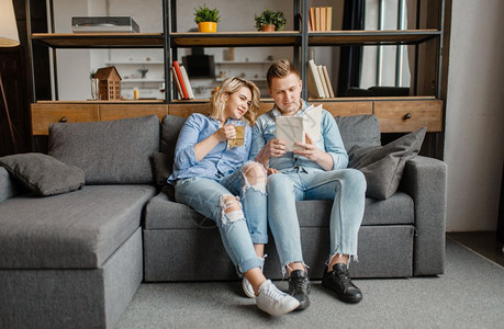 情侣在沙发上喝咖啡看书图片