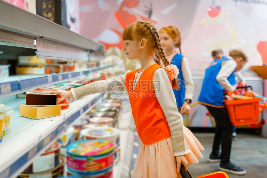 儿童在想象中的超级市展览中扮演售货员推销职业学习图片