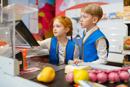 儿童在想象中的超市推销员职业学习中扮演售货员图片