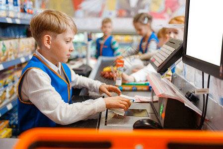儿童在想象中的超市推销员职业学习中扮演收银员图片