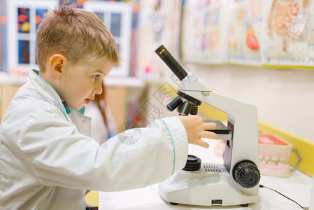 儿童在想象中的医院专业学习儿童扮演医生在实验室图片