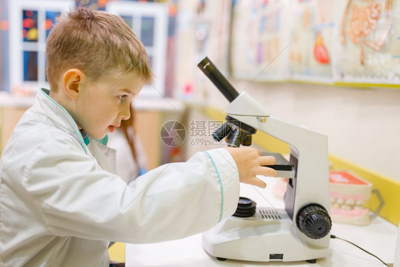儿童在想象中的医院专业学习儿童扮演医生在实验室图片