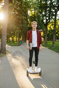 青年男子在公园里行驶平衡车图片