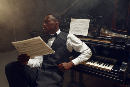 黑人艺术家在看琴谱图片