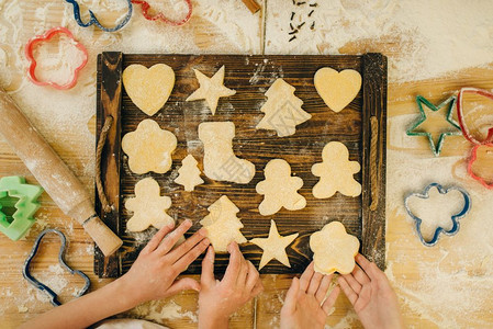 两个小厨师在木板上撒饼干图片