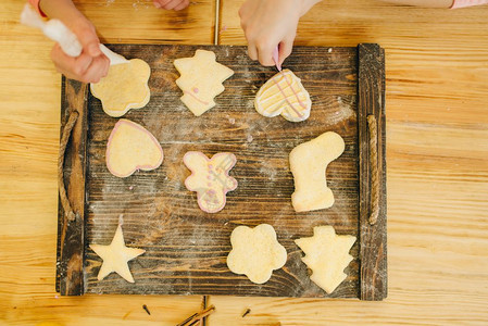 两个小厨师在木板上撒饼干做造型图片