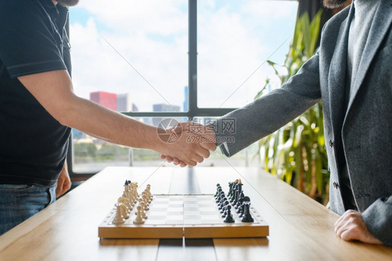 象棋选手在比赛前礼貌握手图片