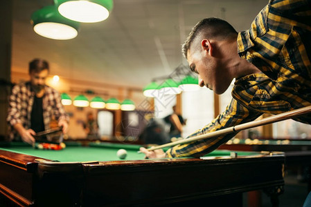 男人在酒吧打台球图片