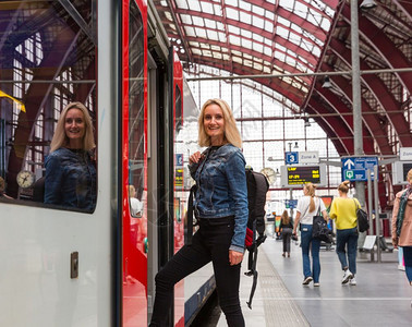 带背包的女旅游客乘坐交通工具图片