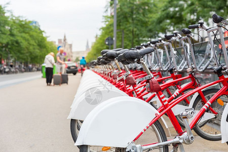 城市红色共享单车图片