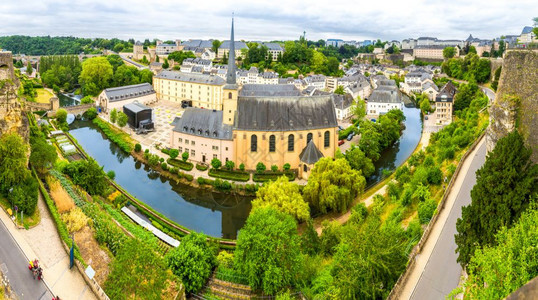 欧洲中世纪建筑河流上的教堂与豪华城市全景图片