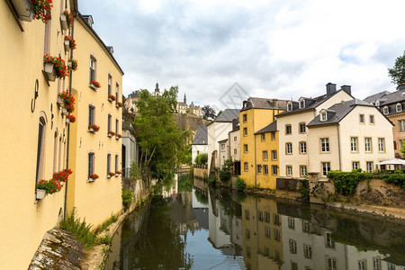 欧洲城市著名的旅游景点传统古建筑和河流图片