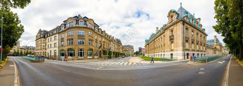 夏季欧洲著名的旅游景点古建筑和街道全景图片