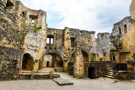 欧洲城镇著名的中世纪古老废墟城堡图片