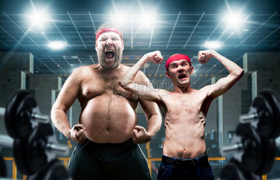 胖瘦男人在健身俱乐部的训练中摆姿势有趣的健体运动员在身房展示肌肉图片